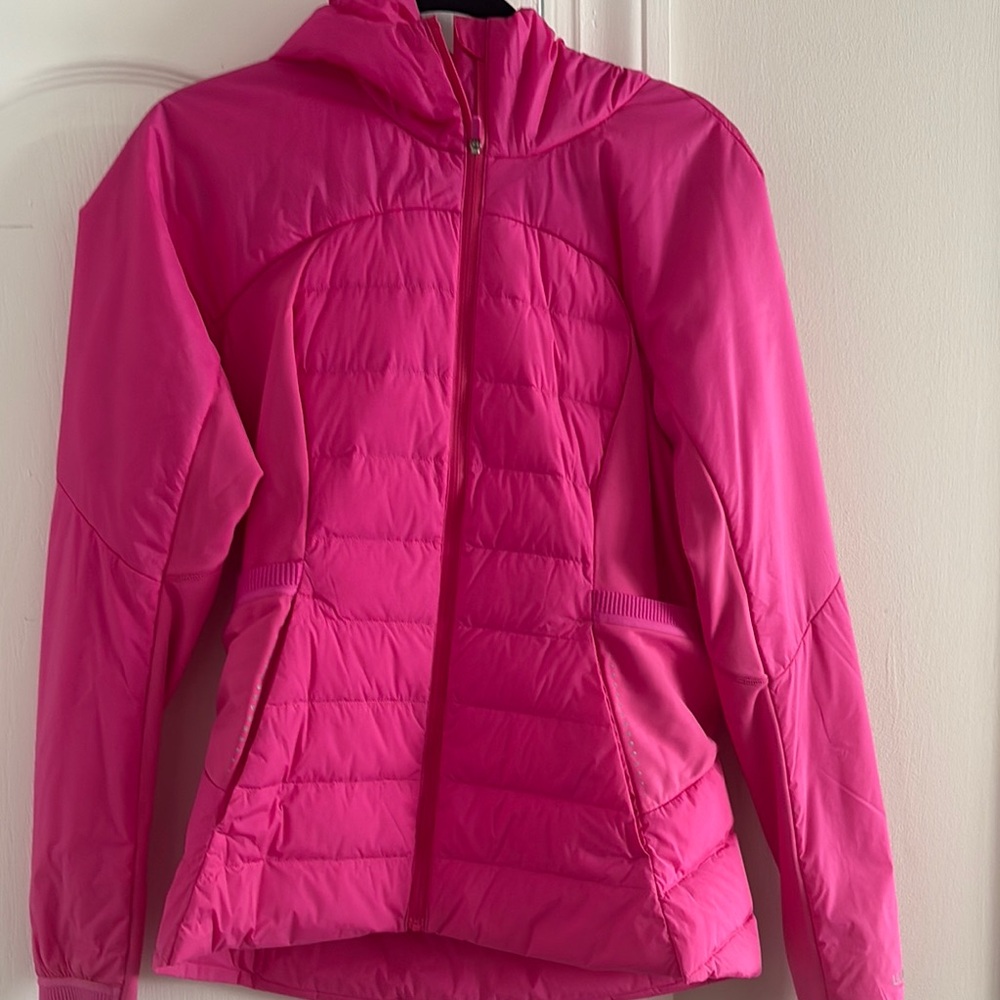 Lululemon perfect for fall outdoor workouts or just casual wear great color